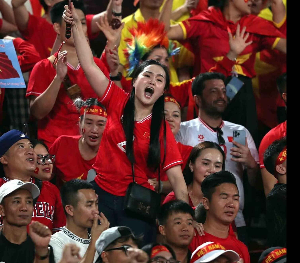 Hòa mình vào không khí bóng đá sôi động, Quỳnh Anh nhiệt tình hô vang, dùng tất cả sức lực để tiếp lửa cho Duy Mạnh và ĐT Việt Nam.