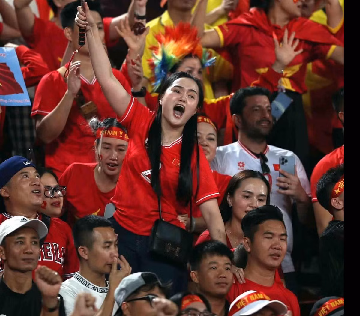 Hòa mình vào không khí bóng đá sôi động, Quỳnh Anh nhiệt tình hô vang, dùng tất cả sức lực để tiếp lửa cho Duy Mạnh và ĐT Việt Nam.