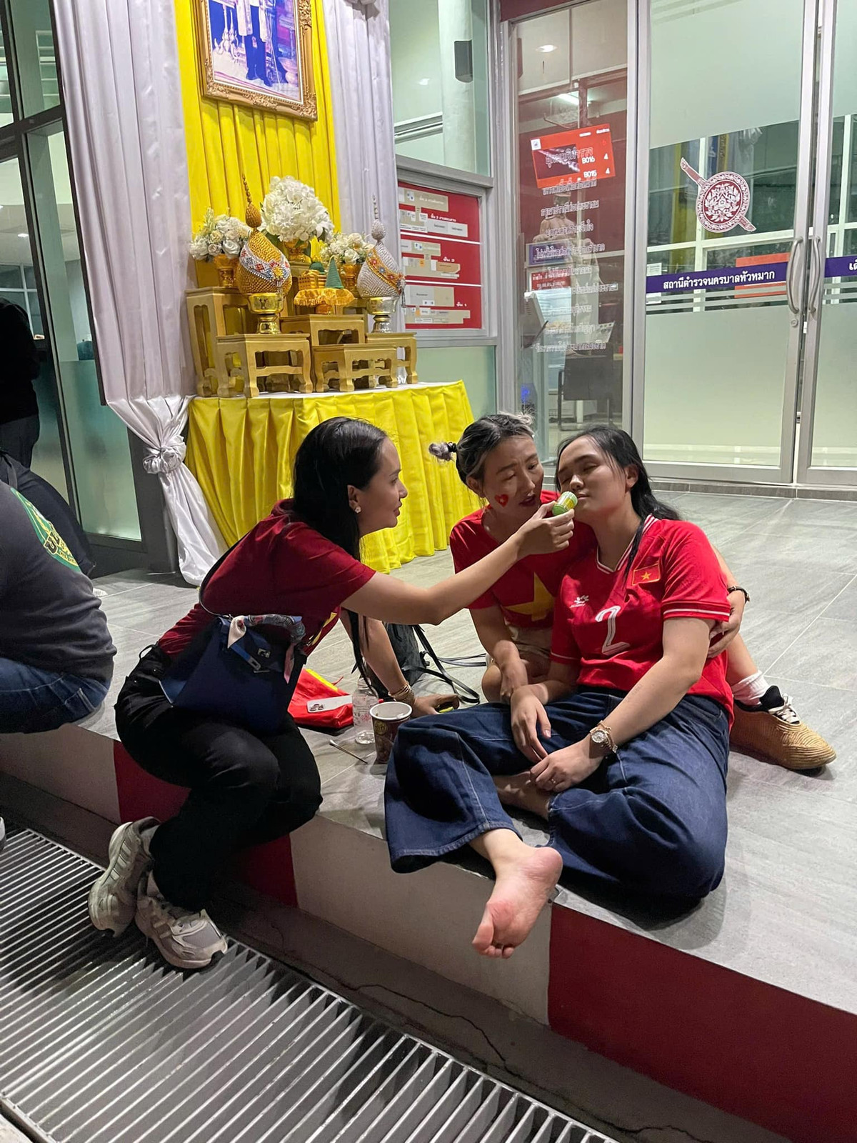 Dù chia sẻ hình ảnh cổ vũ cực máu lửa cho Duy Mạnh, Quỳnh Anh vẫn khiến chồng cực dỗi vì lời đề tựa đi kèm những bức ảnh. Cụ thể, bà xã Duy Mạnh viết: "Một tình yêu vĩnh cửa".