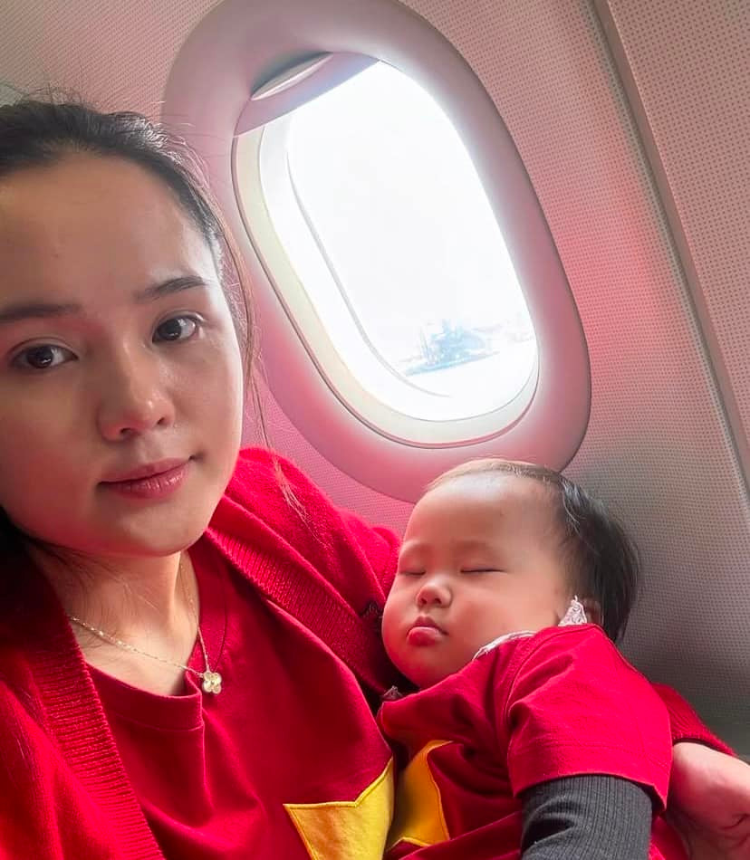 Trên trang cá nhân trước ngày chung kết trên đất Thái Lan, Quỳnh Anh khoe bức ảnh cùng con gái trên máy bay đi cổ vũ ĐT Việt Nam.