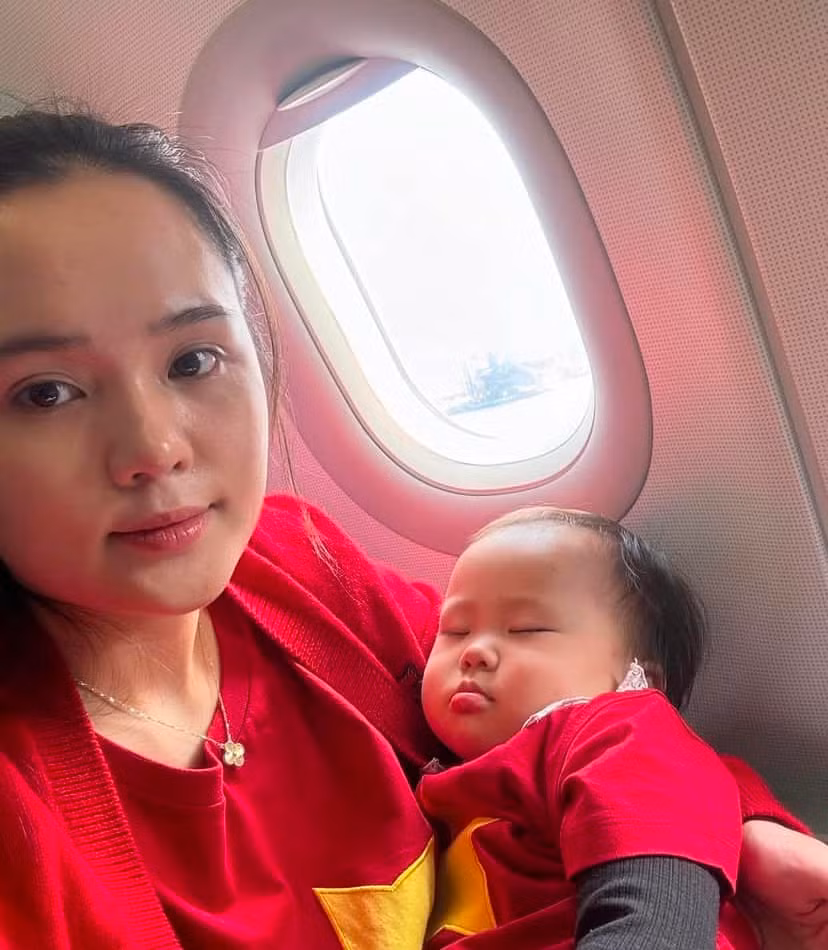 Trên trang cá nhân trước ngày chung kết trên đất Thái Lan, Quỳnh Anh khoe bức ảnh cùng con gái trên máy bay đi cổ vũ ĐT Việt Nam.
