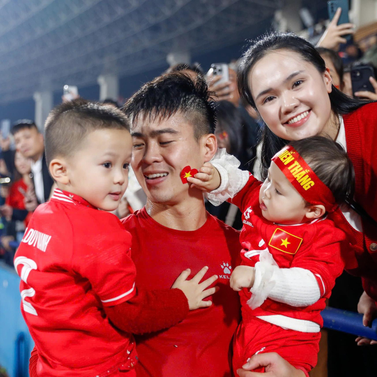 Trước đó, Duy Mạnh được fan đặt cho biệt danh "Anh Mạnh cửa" vì anh chàng viết bài ăn mừng Việt Nam thắng Thái Lan bằng cụm câu nói “Mãi mãi một tình yêu vĩnh cửu” nhưng sai chính tả thành "Mãi mãi một tình yêu vĩnh “cửa”".