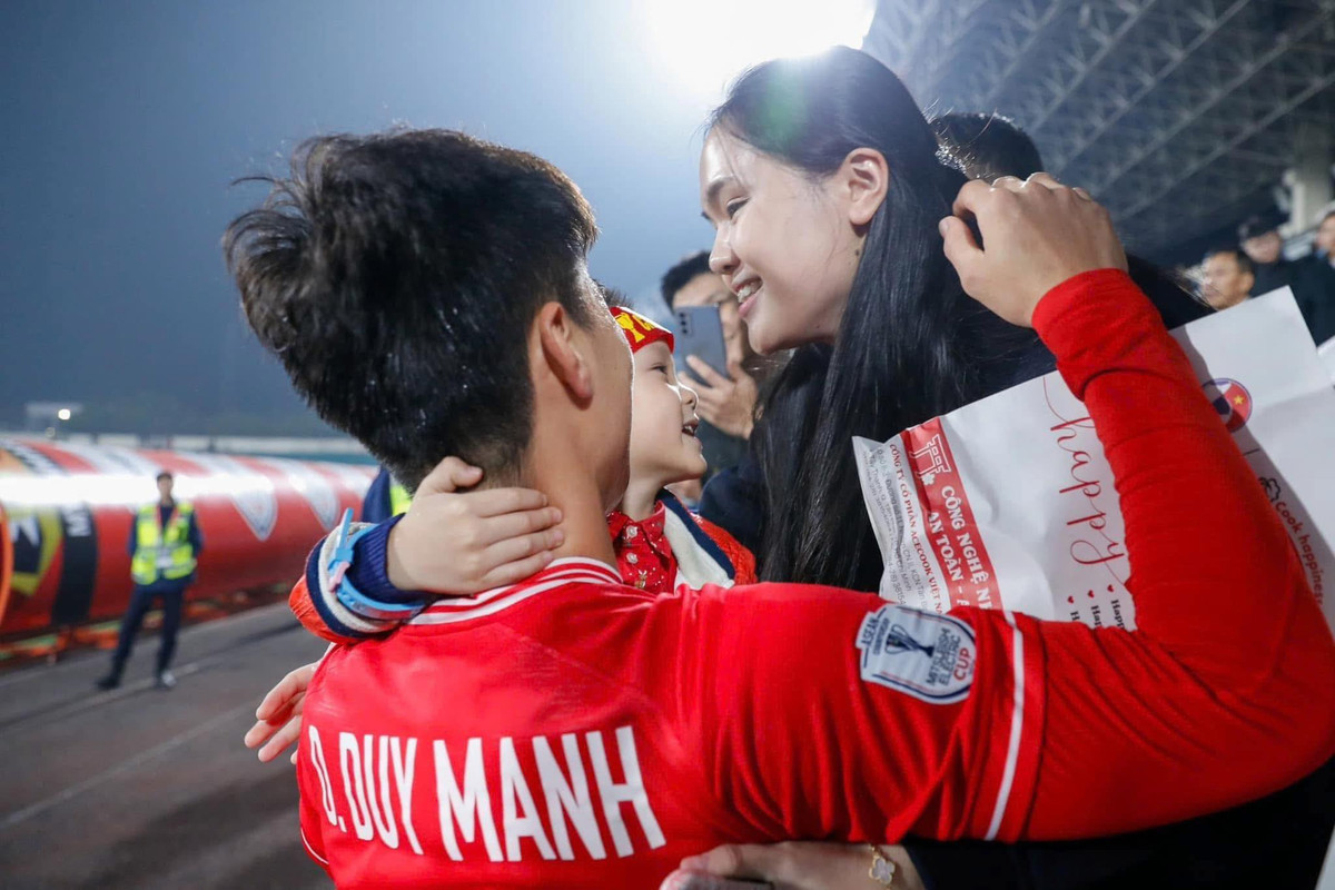 Đọc được bài trêu đùa của vợ, Duy Mạnh bình luận cực "dỗi: "Vợ con kiểu này. Viết vội quá nhầm tý mà troll thật sự. Dỗi luôn cho nhớ".