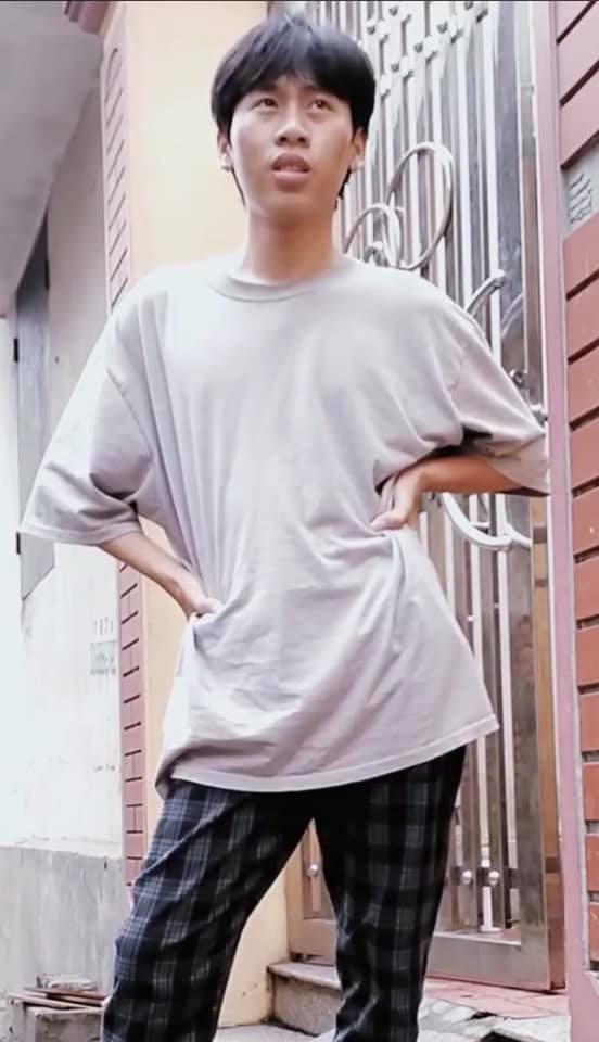 Phạm Vinh cho biết bình thường cũng là một người vui tính, dễ gần và hay cười nên mới có thể sản xuất ra những clip như vậy. Ngoài ra, anh chàng cũng nhận được sự hỗ trợ từ gia đình và người thân như mượn quần áo của bà và mẹ.