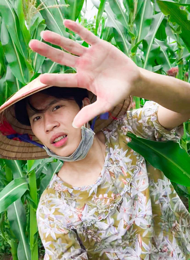 Trước đó, khi tốt nghiệp cấp 3 xong, Vinh thi vào trường Sân khấu điện ảnh nhưng đã trượt ở cả 2 khoa nên làm shipper để kiếm tiền ngắn hạn.