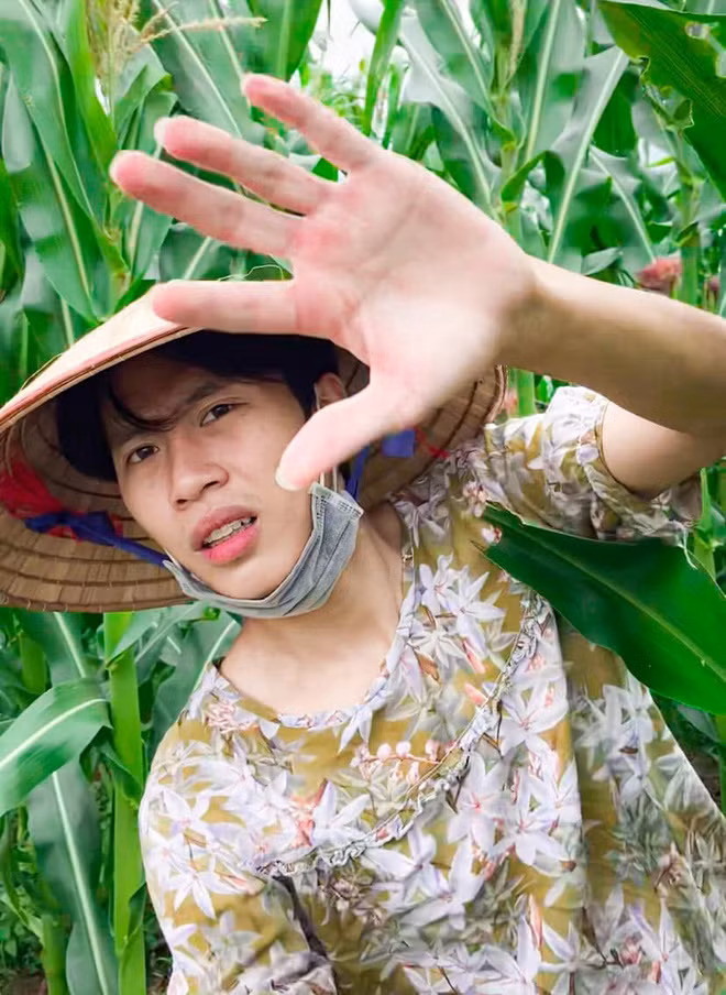 Trước đó, khi tốt nghiệp cấp 3 xong, Vinh thi vào trường Sân khấu điện ảnh nhưng đã trượt ở cả 2 khoa nên làm shipper để kiếm tiền ngắn hạn.