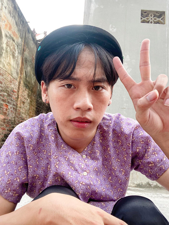 Những người chơi hệ TikTok có lẽ đã không còn xa lạ gì với "bà hàng xóm" Phạm Vinh (tên đầy đủ là Phạm Văn Vinh, SN 1999).