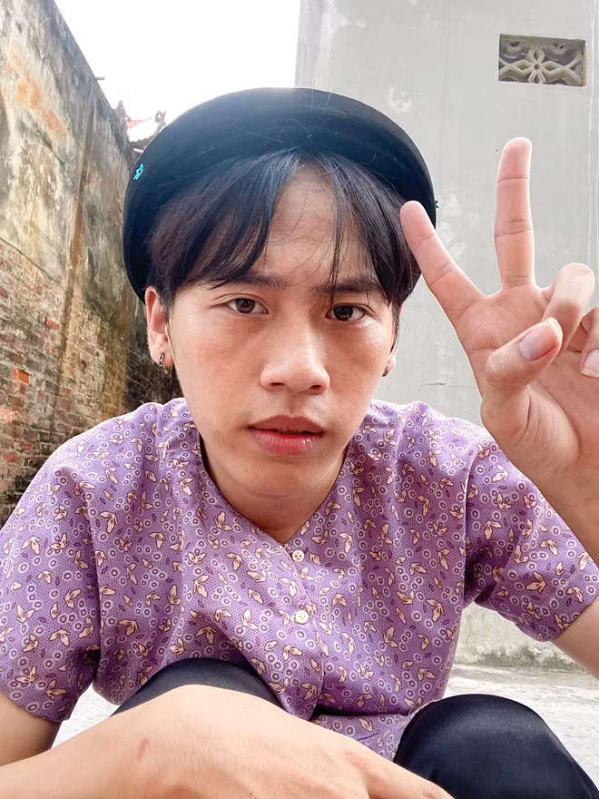 Những người chơi hệ TikTok có lẽ đã không còn xa lạ gì với "bà hàng xóm" Phạm Vinh (tên đầy đủ là Phạm Văn Vinh, SN 1999).