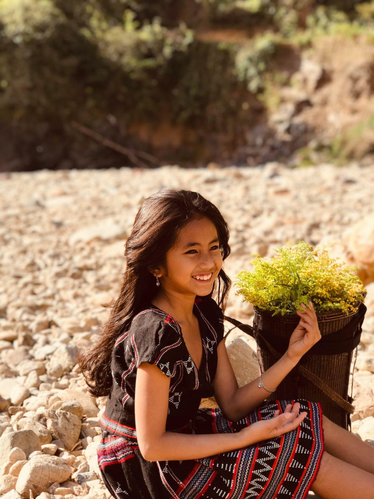 Bé gái dân tộc Pa Kô gây sốt xứng danh "bông hoa núi rừng" Be gai dan toc Pa Ko gay sot xung danh