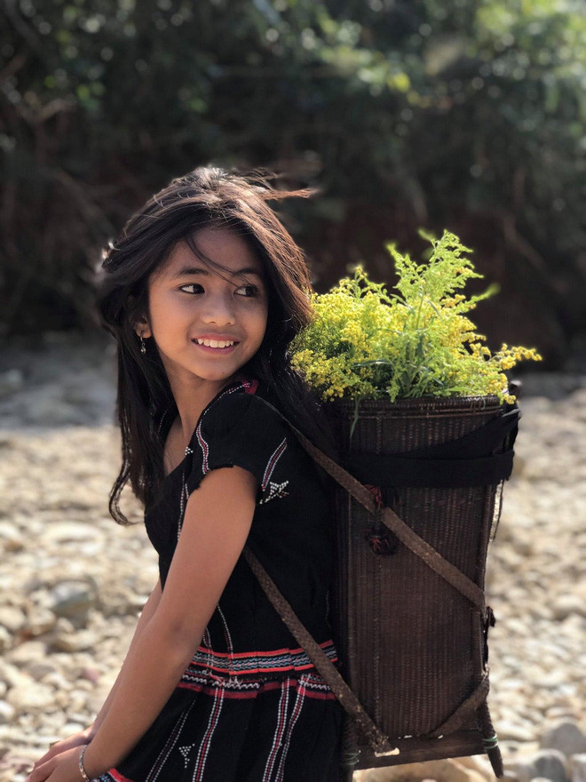 Khánh Huyên sinh ra trong một gia đình nghèo, thiếu thốn đủ thứ từ cơm ăn, áo mặc cho tới sách vở đến trường.