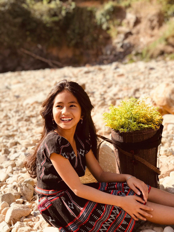 Nhà Khánh Huyên có hai chị em, từ nhỏ Huyên đã phải theo bố mẹ đi làm rẫy nên sớm đã biết tự lập và phấn đấu vì một tương lai tươi sáng hơn.