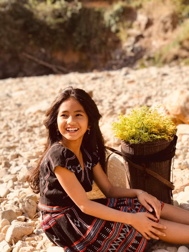 Nhà Khánh Huyên có hai chị em, từ nhỏ Huyên đã phải theo bố mẹ đi làm rẫy nên sớm đã biết tự lập và phấn đấu vì một tương lai tươi sáng hơn.