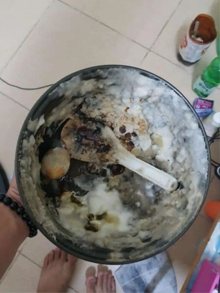 Theo đó, trước khi về quê nghỉ Tết, nhiều cô cậu sinh viên vì quá háo hức mà quên tắt điều hòa, tắt điện. Một số khác thì quên chưa giặt quần áo, chưa rửa nồi cơm điện... Chính vì vậy, sau khi trở lại thành phố, nhiều cô cậu sinh viên phải khóc ròng khi vừa mở cửa phòng trọ.