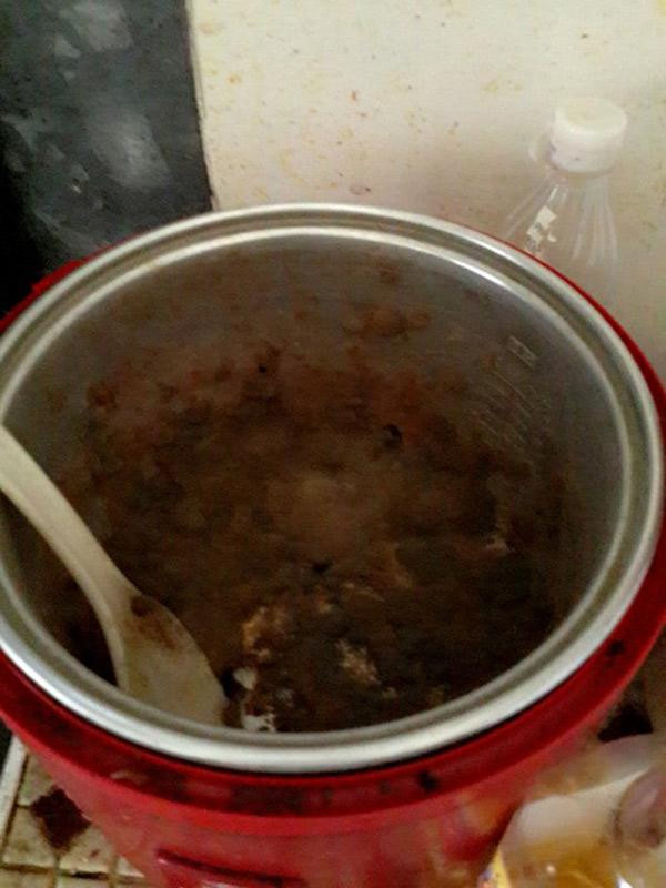 Thêm một trường hợp háo hức về Tết mà quên không dọn nồi cơm điện.