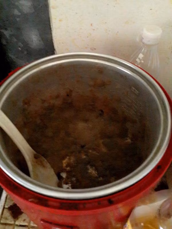 Thêm một trường hợp háo hức về Tết mà quên không dọn nồi cơm điện.