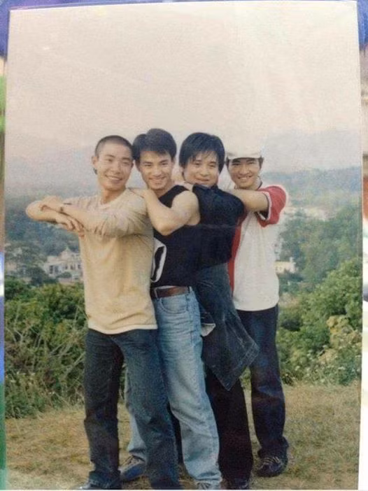 Nhiều người không ngờ "cô Đẩu" đanh đá, mặc váy bồng tung xòe quen thuộc lại từng có một hình ảnh nam tính với nhan sắc trẻ trung, không khác nam thần.