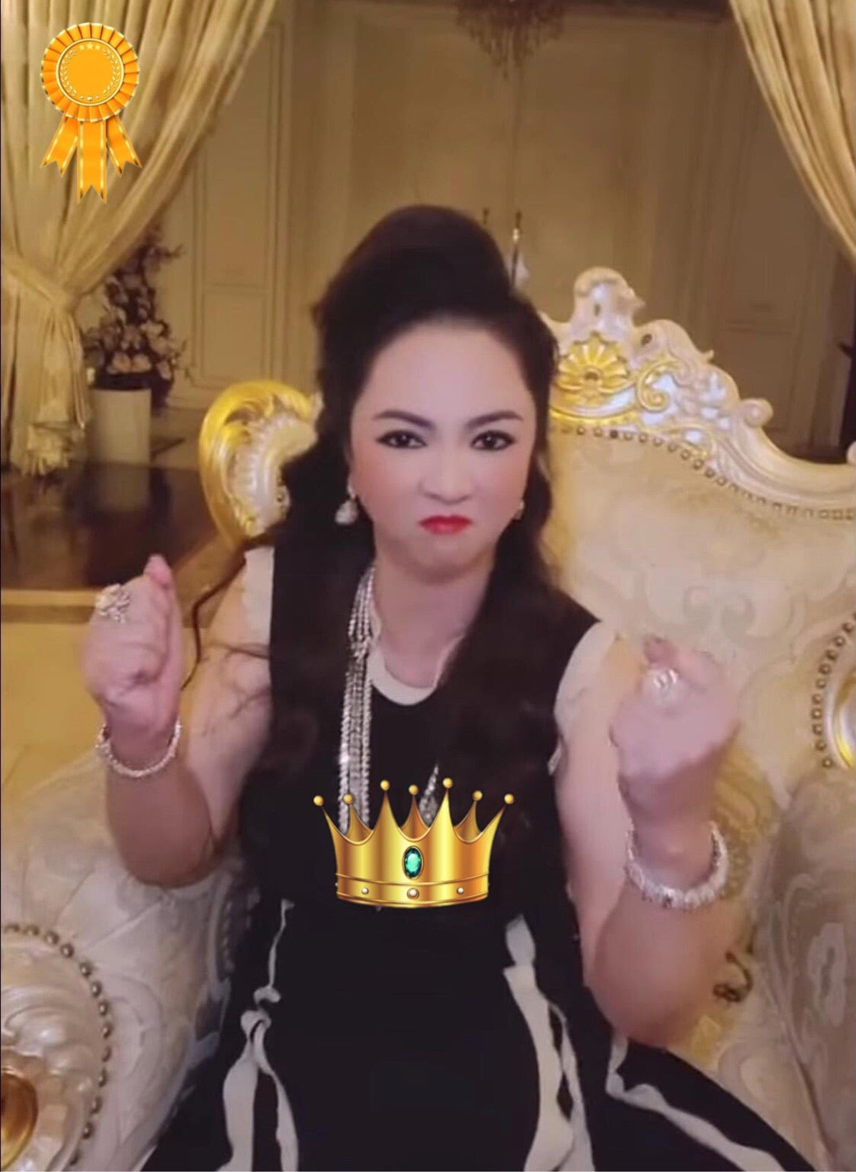 Thay vì quây tròn túm tụm, bà Phương Hằng đã sắp xếp ghế theo hình vòng cung rộng hơn.