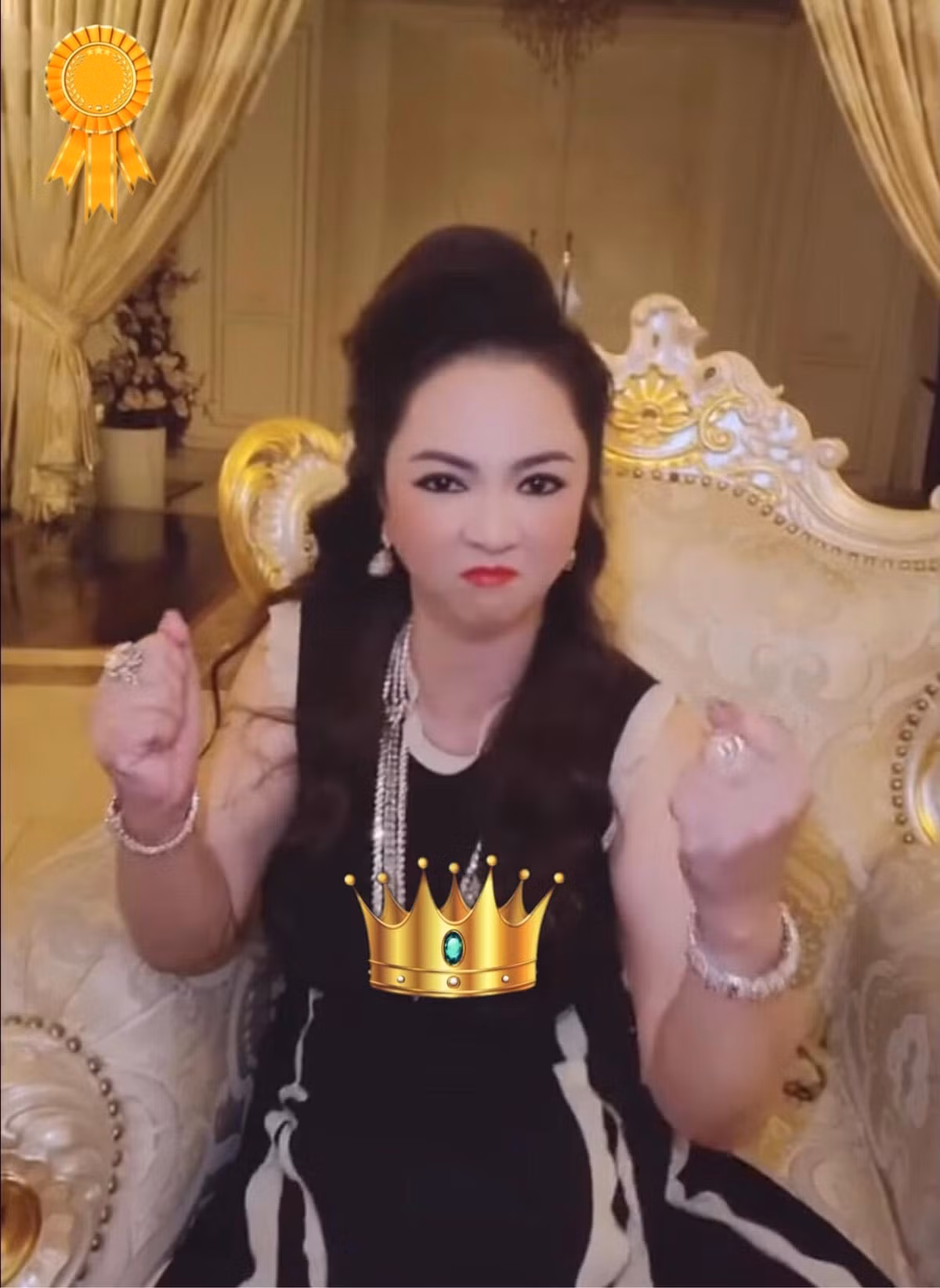 Thay vì quây tròn túm tụm, bà Phương Hằng đã sắp xếp ghế theo hình vòng cung rộng hơn.