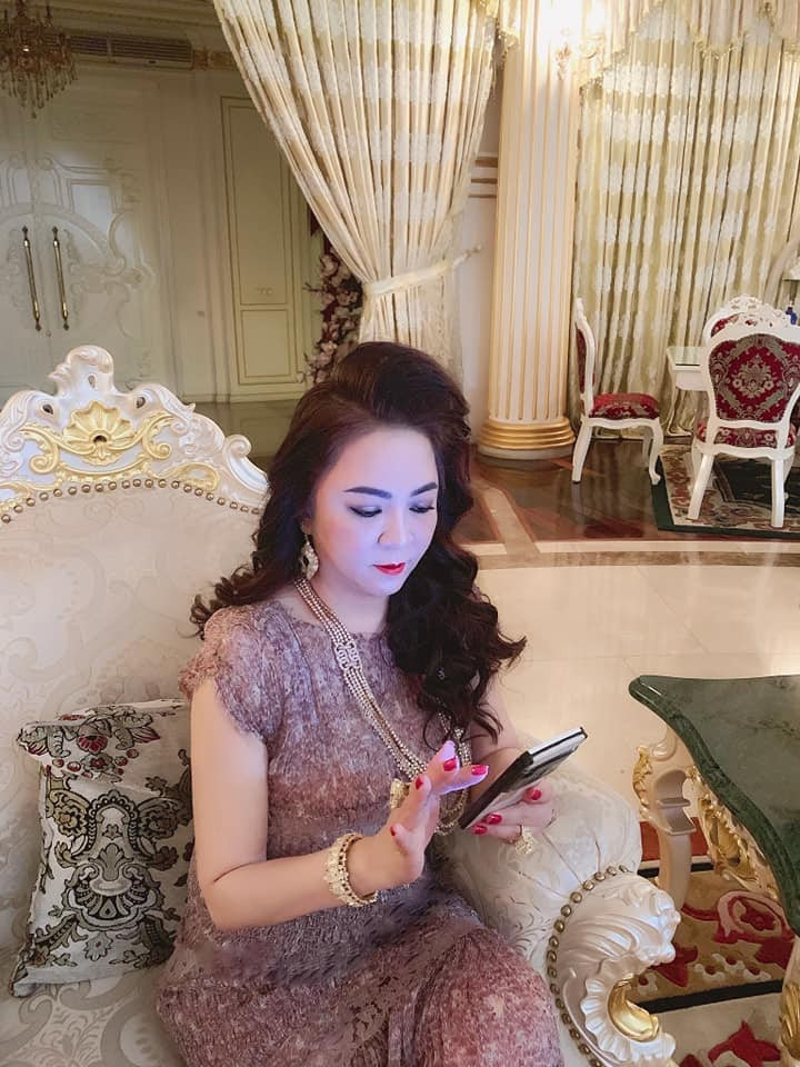 Ở giữa cũng không còn là bàn tròn tiếp khách mà là 2 chiếc ghế đệm thông thường để nữ CEO ngồi giao lưu với cộng đồng mạng.