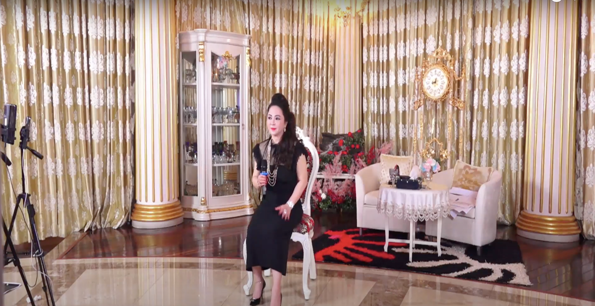 Khi lên sóng, nữ đại gia đã xếp lại ghế theo hình vòng cung rộng hơn để tiện việc lên sóng