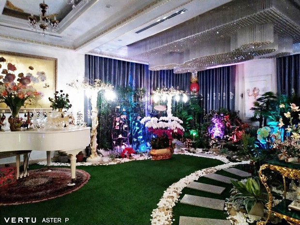 Cách đây chưa lâu, netizen lên tiếng chê bai background livestream của bà Nguyễn Phương Hằng. Nhiều ý kiến cho rằng, nó chẳng khác gì nhà hàng tiệc cưới với thảm cỏ xanh, hàng cây giả tùm lum...