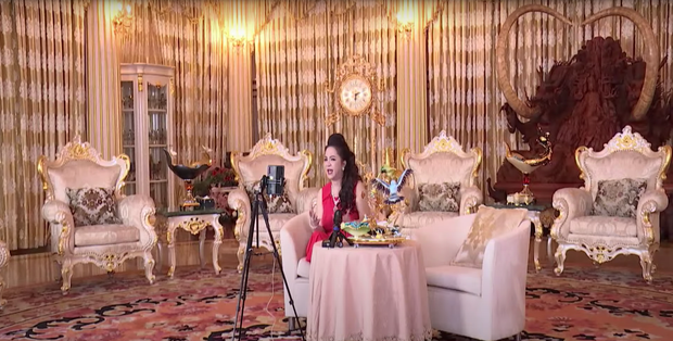 Đáng chú ý là dân mạng với đôi mắt "cú vọ" nhanh chóng soi ra vợ đại gia Dũng "lò vôi" đã thay đổi một chi tiết tại phòng khách khác so với thường lệ. Nguyên nhân sâu xa thì có lẽ là để việc lên sóng được diễn ra thuận lợi và hình ảnh cũng được chỉn chu nhất.