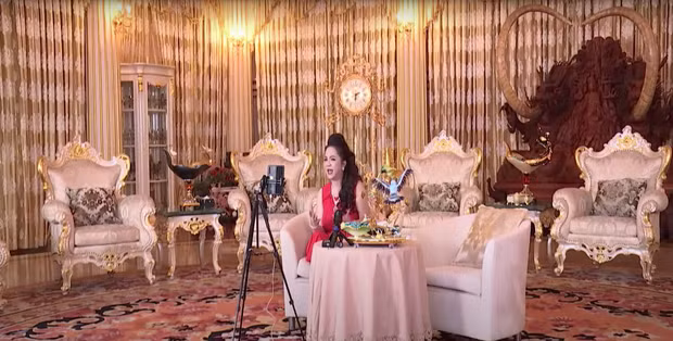 Đáng chú ý là dân mạng với đôi mắt "cú vọ" nhanh chóng soi ra vợ đại gia Dũng "lò vôi" đã thay đổi một chi tiết tại phòng khách khác so với thường lệ. Nguyên nhân sâu xa thì có lẽ là để việc lên sóng được diễn ra thuận lợi và hình ảnh cũng được chỉn chu nhất.