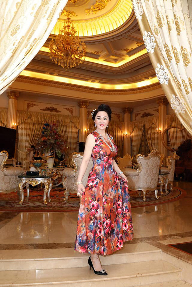 Có thể thấy vẫn bộ ghế sang trọng ấy, vẫn những vật dụng trang trí nhìn thôi đã thấy "toát ra mùi tiền" như sừng voi, hạc để bàn dát vàng... ấy nhưng vị trí nội thất trong background livestream của bà Phương Hằng được thay đổi chút ít.