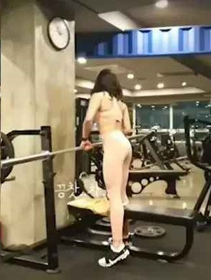 Cô gái trên không phải là trường hợp đầu tiên đánh lừa thị giác người nhìn về trang phục tập luyện.