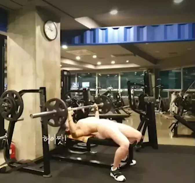 Phía dưới hình ảnh, rất nhiều người ý kiến về trang phục này. Phần đa đều đánh giá chiếc quần khá nhức mắt vì độ bó và gam màu của nó.