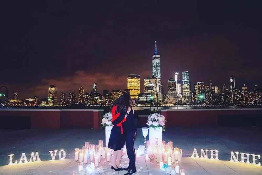 Mai Ngọc nhắn nhủ anh nhà rằng: "Chúc mừng sinh nhật tuổi 35 người đàn ông đưa em đi khắp thế gian. 16 năm bên nhau là đặt chân đến không biết bao nhiêu điểm ở khắp châu Âu, Úc, Mỹ, Á... Còn thiếu châu Phi nữa là bớt ham chơi được rùi"