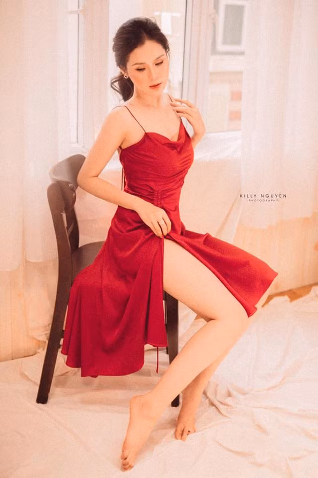 Nguyễn Huyền Trang từng là Á hoàng cuộc thi Nữ hoàng Trang sức 2015. Ngoài cuộc thi này, Huyền Trang từng tham gia 5 cuộc thi Hoa hậu gồm: Hoa hậu biển Việt Nam 2016, Hoa hậu Hoàn vũ Việt Nam 2017, Hoa hậu Đại dương 2017, Hoa hậu Bản sắc Việt toàn cầu 2019 và Hoa hậu Thế giới Việt Nam 2019.