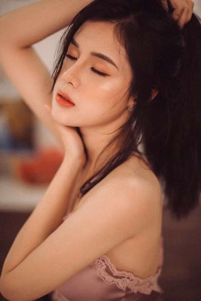 Nhân cách tốt thì tự khắc tương lai tốt còn loại tham lam ăn hết cả... của người khác thì chỉ muôn đời nát thôi. Chị không giàu nhưng tầm 50 - 60 triệu chị vẫn bố thí cho được. Đưa gái đi ăn đi chơi bằng tiền chị thì đừng nghẹn nhé. Thân". Bạn gái cũ Trọng Đại viết.