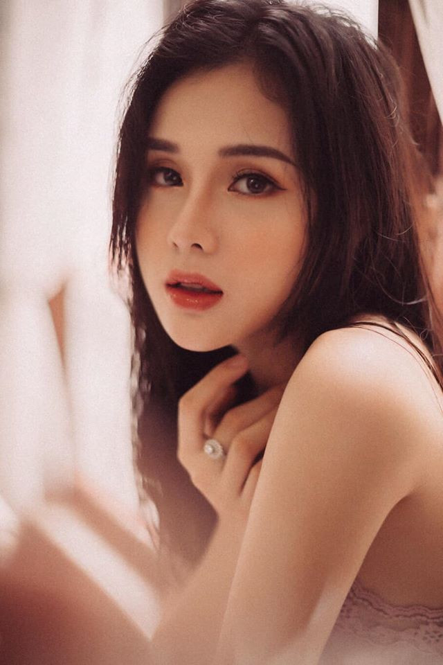 Việc không còn mối quan hệ tình cảm với ngôi sao bóng đá lại giúp Huyền Trang như một thỏi nam châm cực chất để hút người hâm mộ.