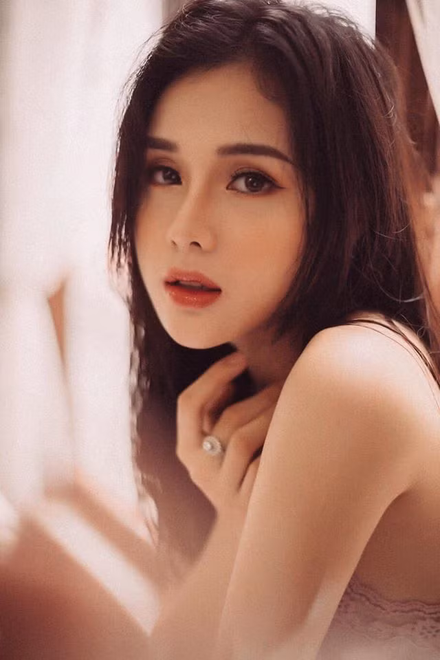 Việc không còn mối quan hệ tình cảm với ngôi sao bóng đá lại giúp Huyền Trang như một thỏi nam châm cực chất để hút người hâm mộ.