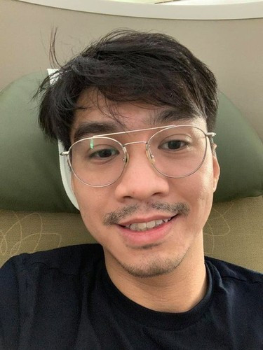 Khi người trong cuộc vẫn chưa thông tin chính thức về việc này, mới đây, lại xuất hiện hình ảnh streamer PewPew đi phát thiệp hồng.