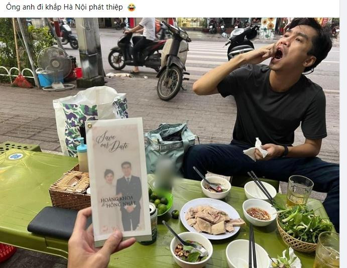 Gây chú ý hơn là hình ảnh streamer PewPew đang ngồi đối diện, ăn tiết canh. Đăng kèm tấm ảnh là caption: "Bắt gặp ông anh đi khắp Hà Nội phát thiệp".