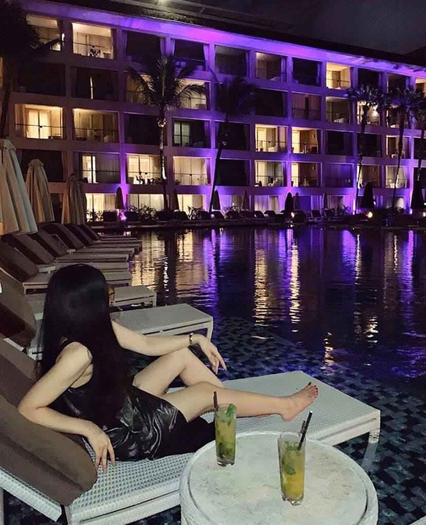 Cùng với việc lượng người theo dõi tăng đột biến, Bò Chảnh cũng nhận về nhiều ý kiến trái chiều mà một trong số đó chuyện kiếm tiền.