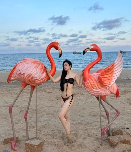 Dù không tiết lộ rõ ràng về vấn đề này nhưng ở bình luận, bạn gái Xemesis cho biết tuổi 18 của mình đã qua được gần chục năm và hiện tại gần 30 tuổi.