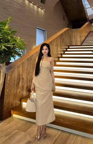 Thời điểm đó kinh doanh online trên các sàn TMĐT chưa phát triển nên Bò Chảnh quyết định lên mạng buôn bán các mặt hàng như quần áo, lens, mỹ phẩm,... và khá đắt khách.