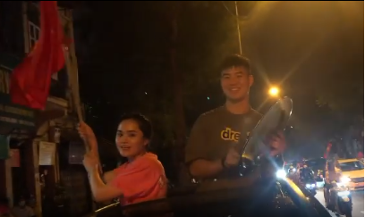 Cầu thủ Đỗ Duy Mạnh và bà xã Nguyễn Quỳnh Anh đã gửi lời động viên đến thầy trò HLV Park Hang Seo.