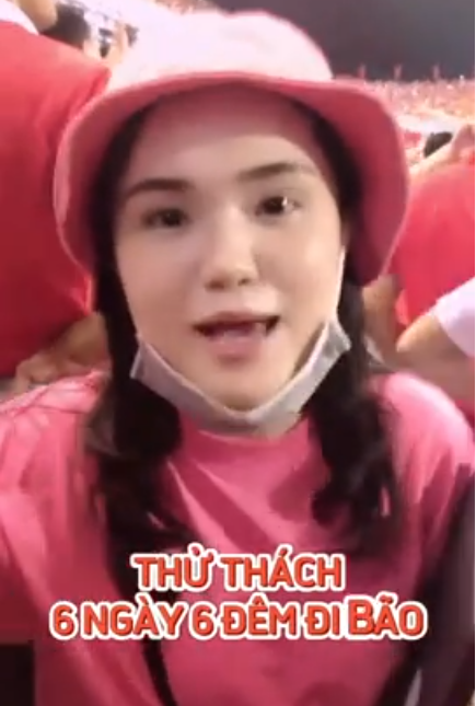 Trong không khí tưng bừng của buổi tối đặc biệt, hàng triệu người sau đó bất chấp mưa gió đã đổ ra đường đi "bão" ăn mừng chiến thắng của U23 Việt Nam.