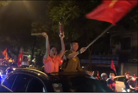 Trước đó, cặp vợ chồng nổi tiếng đã có mặt từ rất sớm để cổ vũ cho U23 Việt Nam.