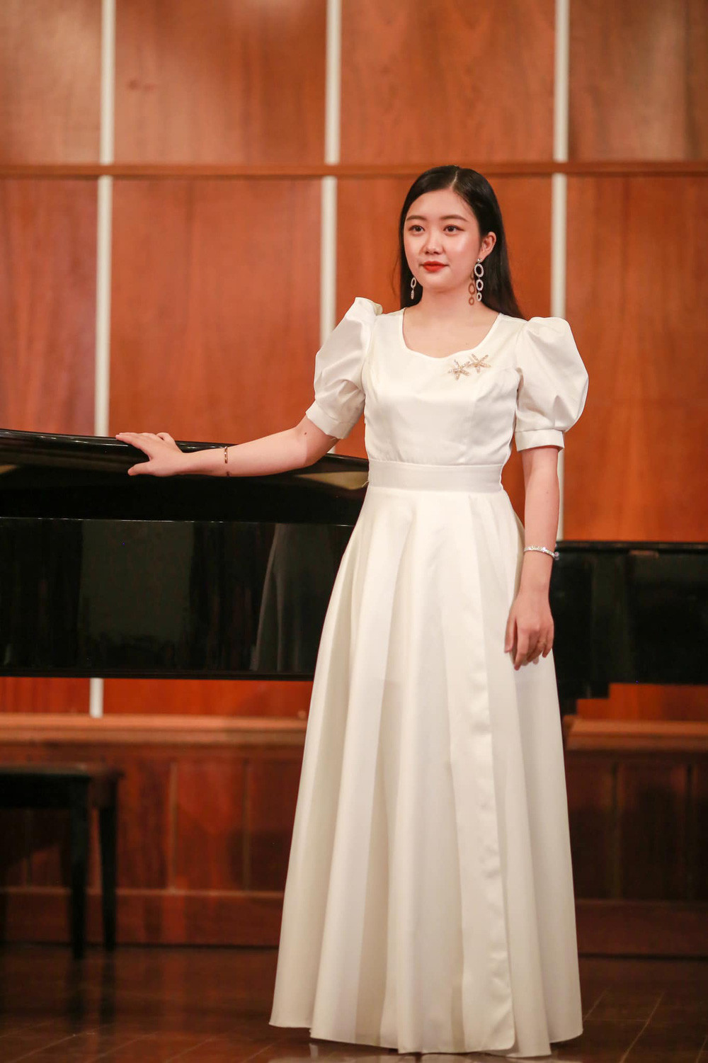 Đứng trước lời chê bai, Anh Thư không ngại đáp trả: "Tại sao bạn biết hiện tại mình thất bại? Mình không biết hiện tại của mình có gọi là thành công đối với bạn hay không, nhưng mình sẽ nói với bạn luôn hiện tại mình như thế nào. Mình đang là sinh viên năm cuối Khoa Thanh nhạc Cổ điển của Nhạc viện TP HCM...