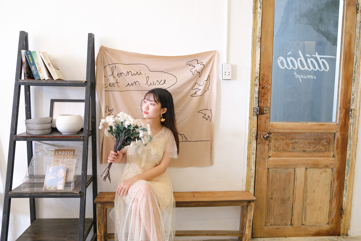 Anh Thư lớn lên cùng bố mẹ trong gia đình khó khăn. Mẹ cô nàng từng xót xa chia sẻ rằng có khi đưa con đi học mà không có đủ tiền đổ xăng hay ăn trưa.