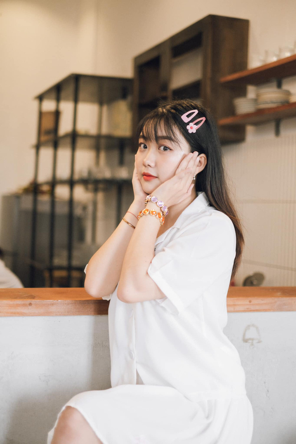 Trong một lần chia sẻ lại hình ảnh vinh quang thưở nhỏ lên kênh cá nhân, Anh Thư bị một khán giả bình luận: "Mọi người vẫn đang tiến về phía trước, chỉ quan tâm hiện tại ở đâu trong xã hội thôi. Còn bạn cứ sống mãi trong chiến thắng của quá khứ, hiện tại thì thất bại".