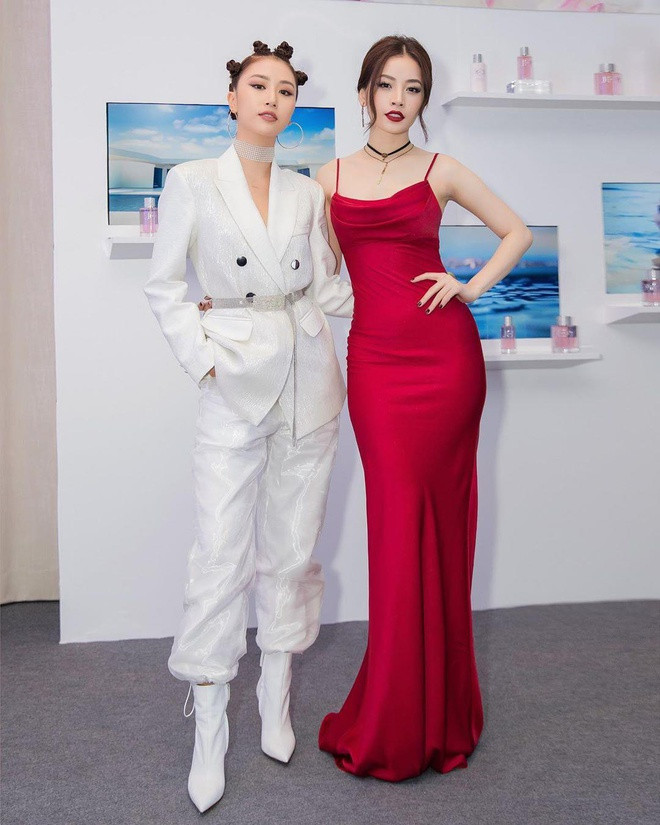 Chi Pu (tên thật Nguyễn Thùy Chi, sinh năm 1993) là hot girl Hà thành nổi tiếng, từng thử sức với một số vai diễn trước khi debut làm ca sĩ năm 2017. Trong khi đó, Quỳnh Anh Shyn (tên thật Phí Quỳnh Anh, sinh năm 1996) cũng thể hiện mình ở nhiều vai trò khác nhau như diễn viên, vlogger, fashionista và nhận được sự quan tâm lớn.