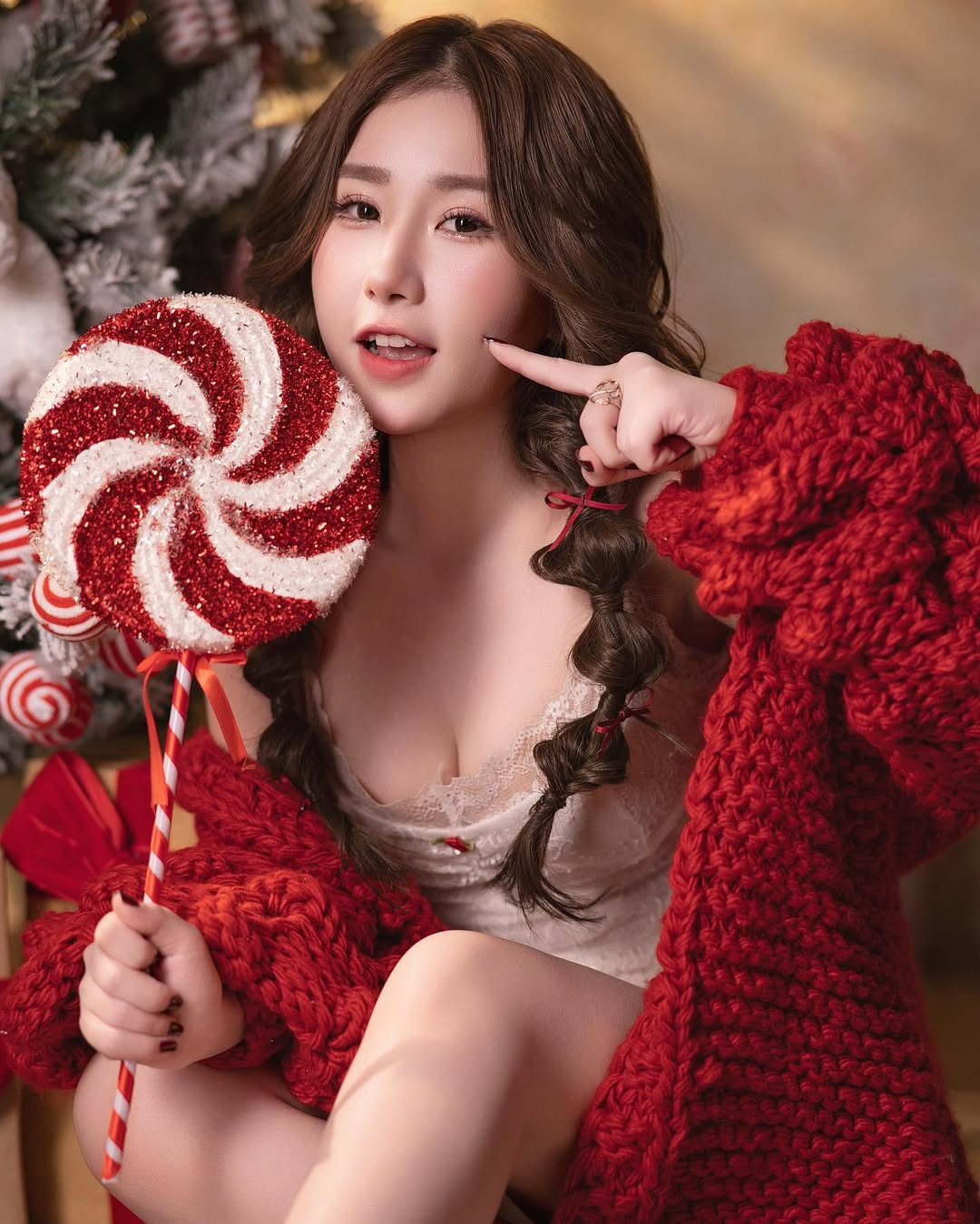 Bộ trang phục này không quá hở hang, nhưng lại rất khéo léo khi khoe được đường cong cơ thể của Tiểu Hý một cách tinh tế, quyến rũ.