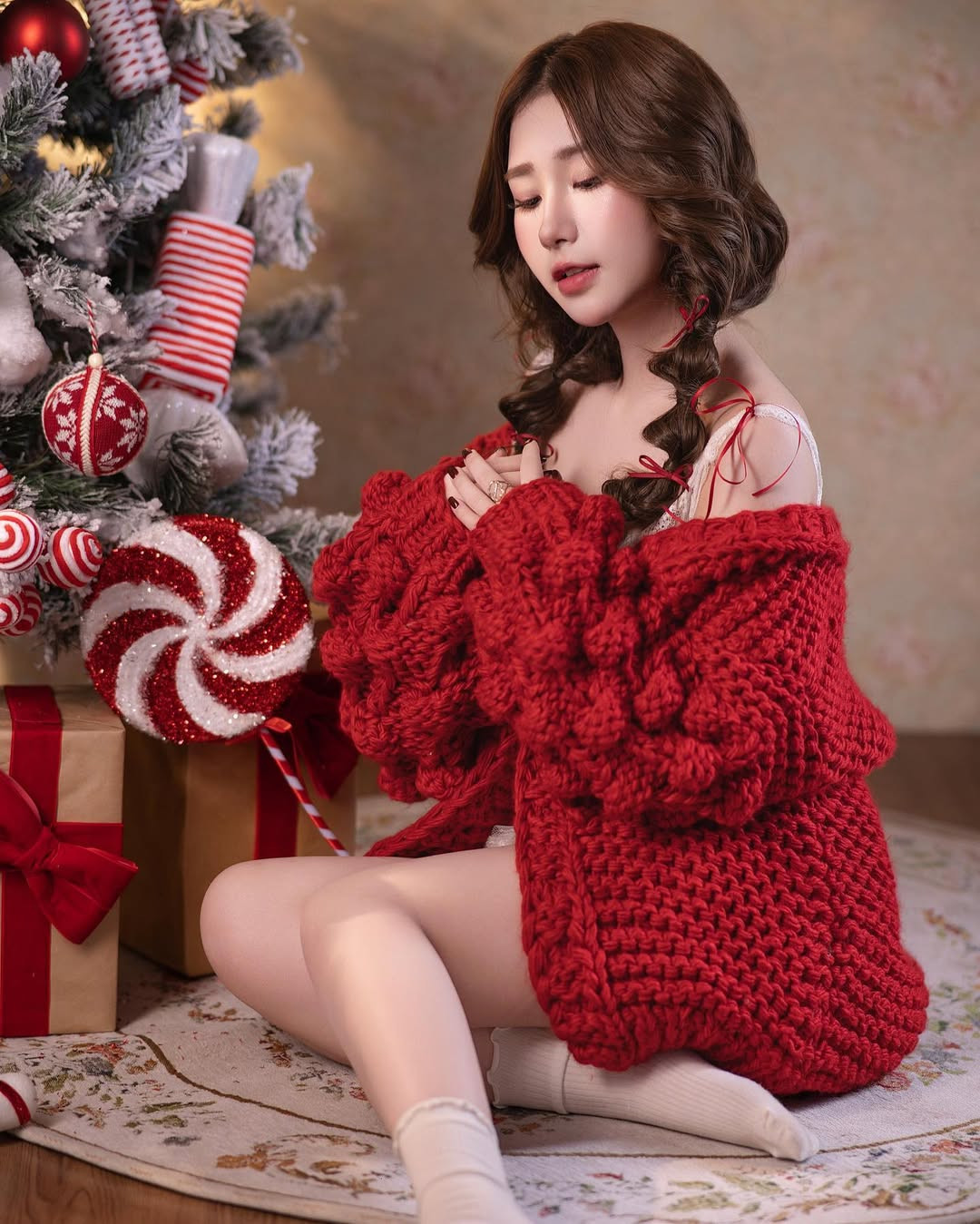 Đính kèm theo hình ảnh là dòng trạng thái "thả thính" của Tiểu Hý khiến không ít người phải bàn tán: "Noel chẳng thiếu tiếng cười, nhưng anh chỉ thiếu 1 người là EM".