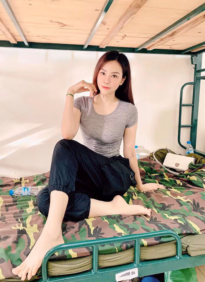 Trên trang cá nhân cách đây không lâu, con dâu tỷ phú Hoàng Kiều đăng ảnh có mặt tại sân bay về Việt Nam công tác, kết hợp thăm hỏi người thân.